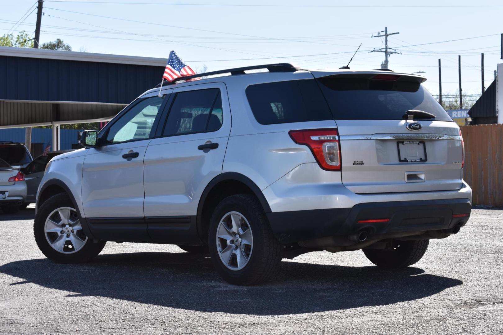 2014 SILVER Ford Explorer Base FWD (1FM5K7B84EG) with an 3.5L V6 DOHC 24V engine, 6-Speed Automatic transmission, located at 420 E. Kingsbury St., Seguin, TX, 78155, (830) 401-0495, 29.581060, -97.961647 - Photo#2