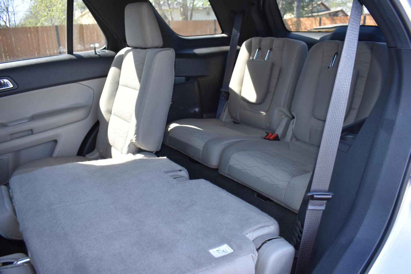 2014 SILVER Ford Explorer Base FWD (1FM5K7B84EG) with an 3.5L V6 DOHC 24V engine, 6-Speed Automatic transmission, located at 420 E. Kingsbury St., Seguin, TX, 78155, (830) 401-0495, 29.581060, -97.961647 - Photo#5