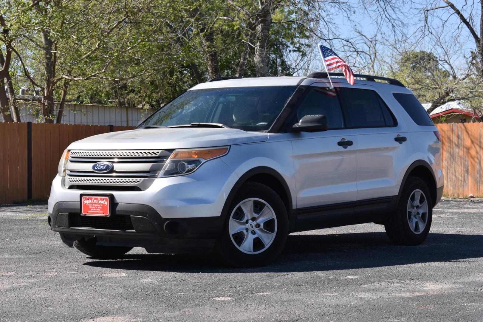 2014 SILVER Ford Explorer Base FWD (1FM5K7B84EG) with an 3.5L V6 DOHC 24V engine, 6-Speed Automatic transmission, located at 420 E. Kingsbury St., Seguin, TX, 78155, (830) 401-0495, 29.581060, -97.961647 - Photo#3