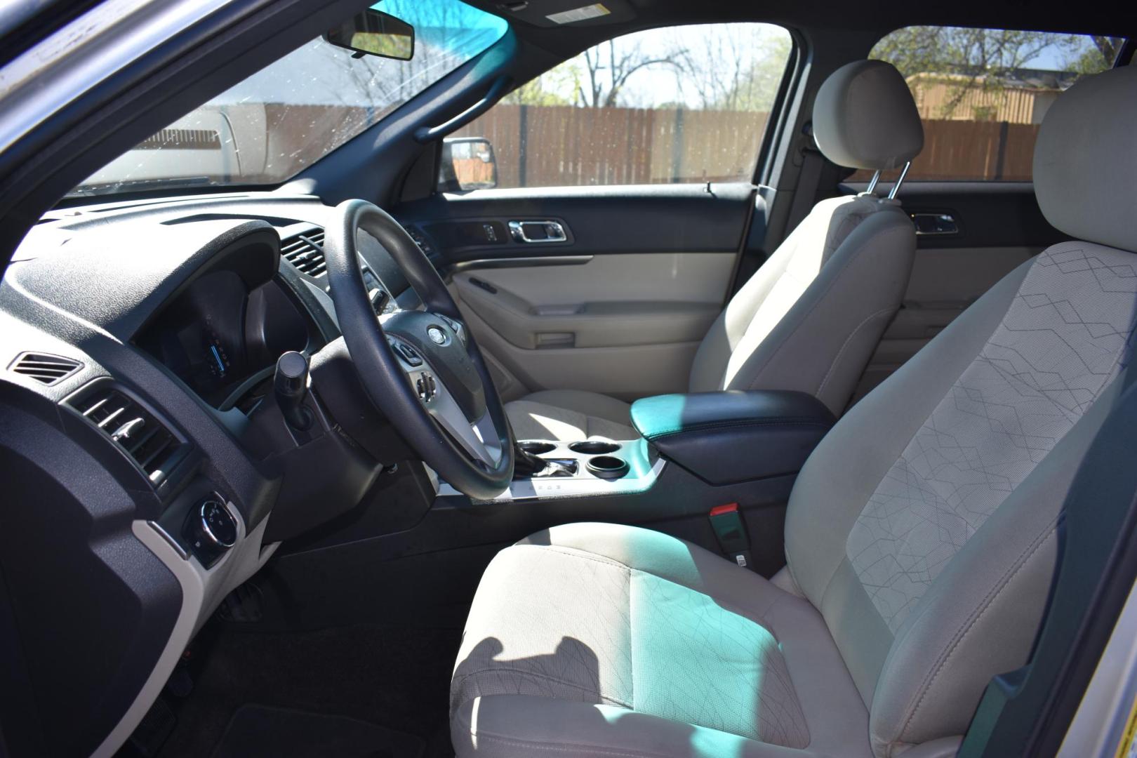 2014 SILVER Ford Explorer Base FWD (1FM5K7B84EG) with an 3.5L V6 DOHC 24V engine, 6-Speed Automatic transmission, located at 420 E. Kingsbury St., Seguin, TX, 78155, (830) 401-0495, 29.581060, -97.961647 - Photo#4