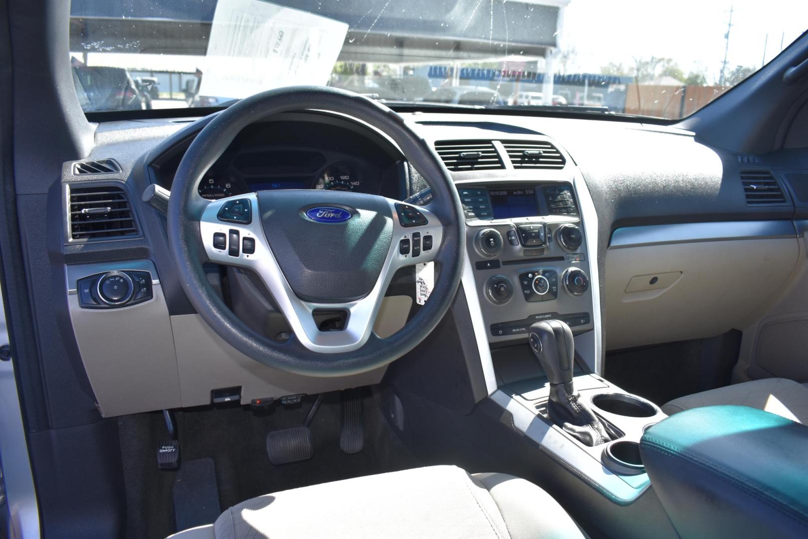 2014 SILVER Ford Explorer Base FWD (1FM5K7B84EG) with an 3.5L V6 DOHC 24V engine, 6-Speed Automatic transmission, located at 420 E. Kingsbury St., Seguin, TX, 78155, (830) 401-0495, 29.581060, -97.961647 - Photo#6