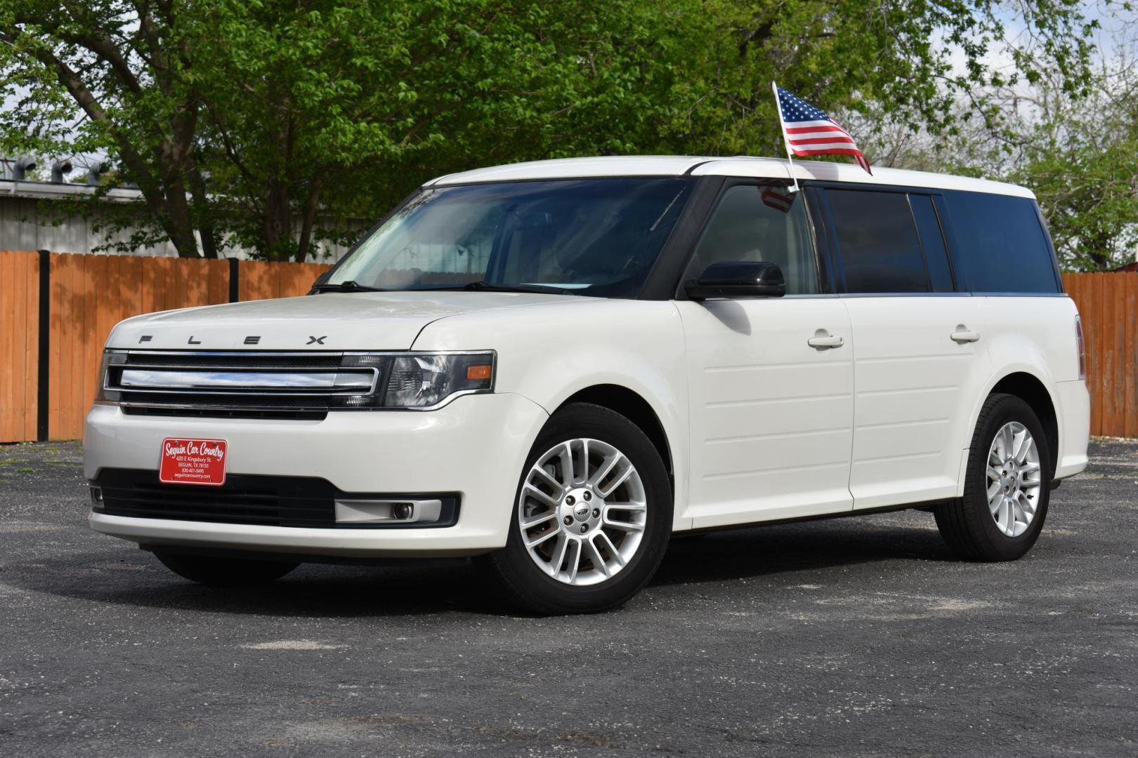 2013 WHITE Ford Flex SEL FWD (2FMGK5C85DB) with an 3.5L V6 DOHC 24V engine, 6-Speed Automatic Overdrive transmission, located at 420 E. Kingsbury St., Seguin, TX, 78155, (830) 401-0495, 29.581060, -97.961647 - Photo#3