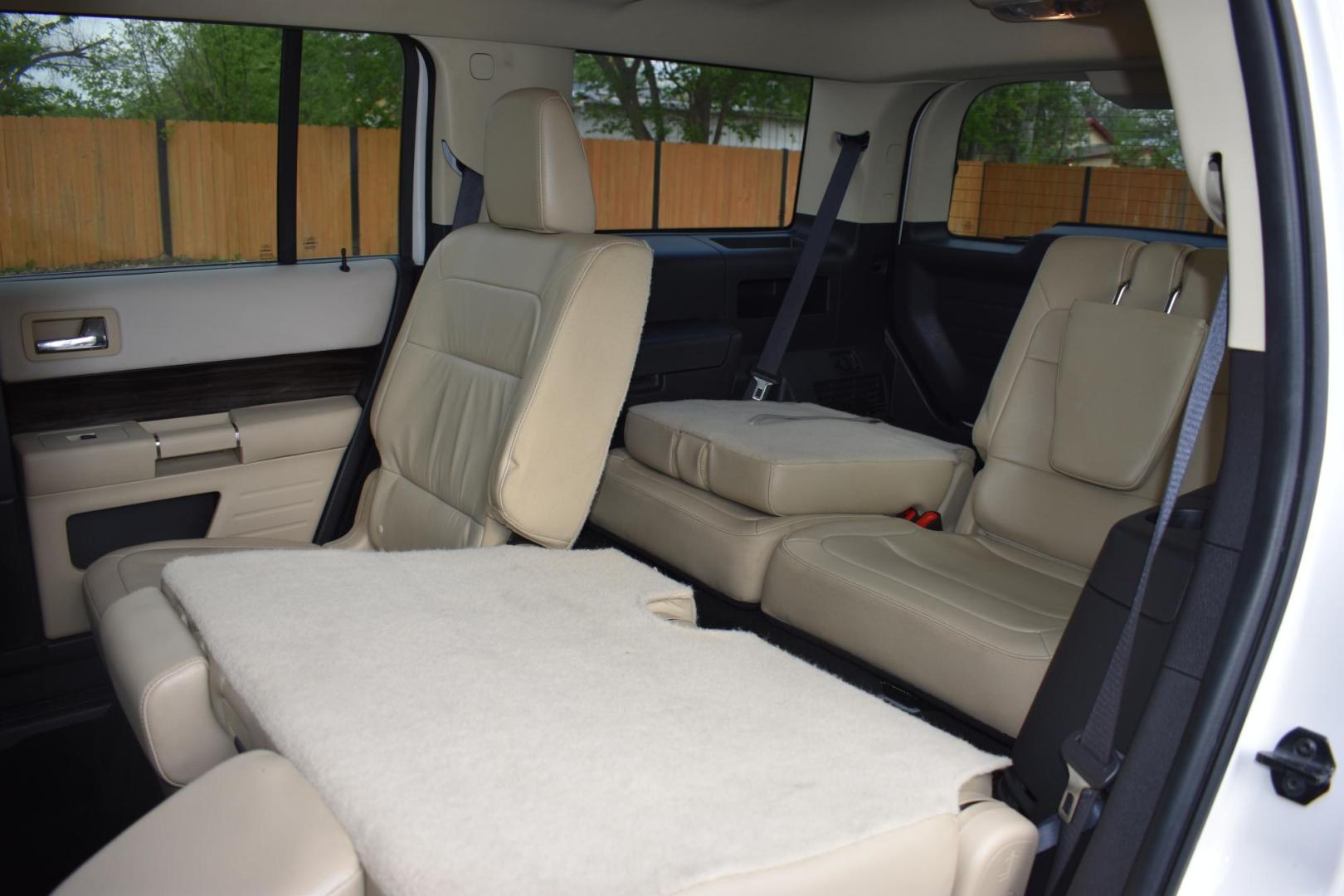 2013 WHITE Ford Flex SEL FWD (2FMGK5C85DB) with an 3.5L V6 DOHC 24V engine, 6-Speed Automatic Overdrive transmission, located at 420 E. Kingsbury St., Seguin, TX, 78155, (830) 401-0495, 29.581060, -97.961647 - Photo#5