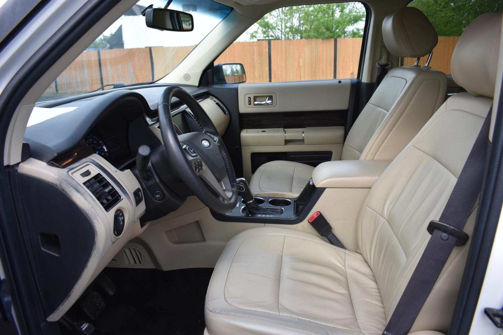2013 WHITE Ford Flex SEL FWD (2FMGK5C85DB) with an 3.5L V6 DOHC 24V engine, 6-Speed Automatic Overdrive transmission, located at 420 E. Kingsbury St., Seguin, TX, 78155, (830) 401-0495, 29.581060, -97.961647 - Photo#4