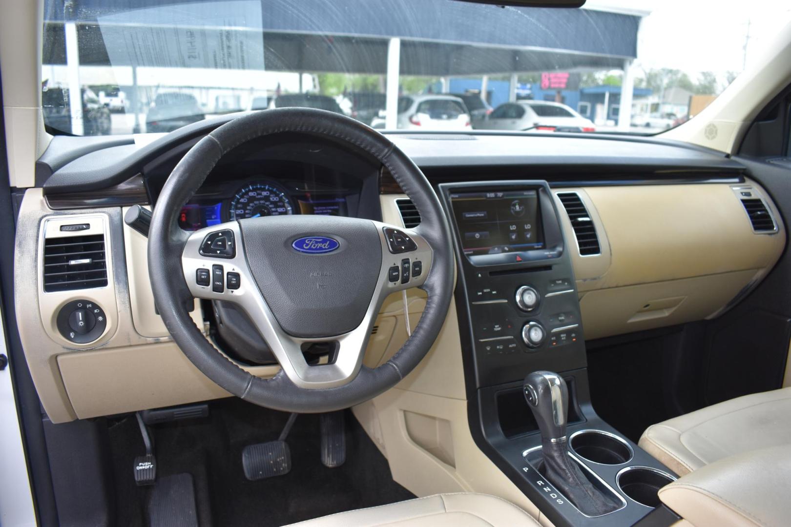 2013 WHITE Ford Flex SEL FWD (2FMGK5C85DB) with an 3.5L V6 DOHC 24V engine, 6-Speed Automatic Overdrive transmission, located at 420 E. Kingsbury St., Seguin, TX, 78155, (830) 401-0495, 29.581060, -97.961647 - Photo#6