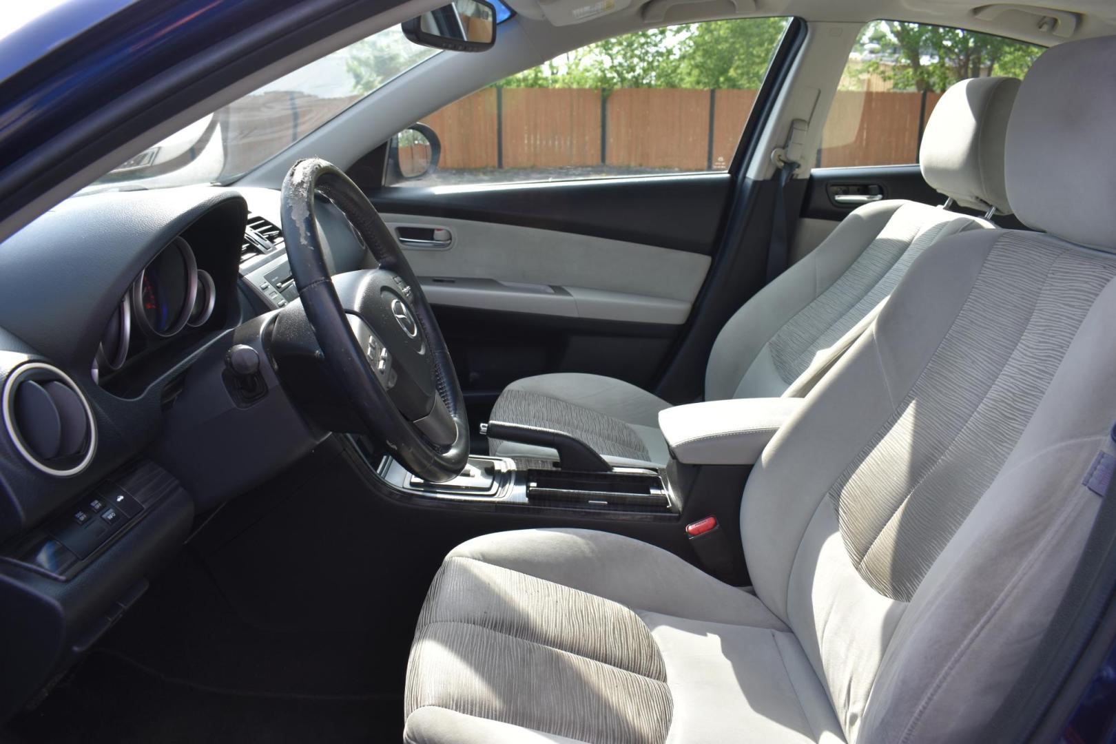 2010 BLUE Mazda MAZDA6 I Grand Touring (1YVHZ8CHXA5) with an 2.5L L4 DOHC 16V engine, 5-Speed Automatic transmission, located at 420 E. Kingsbury St., Seguin, TX, 78155, (830) 401-0495, 29.581060, -97.961647 - Photo#3