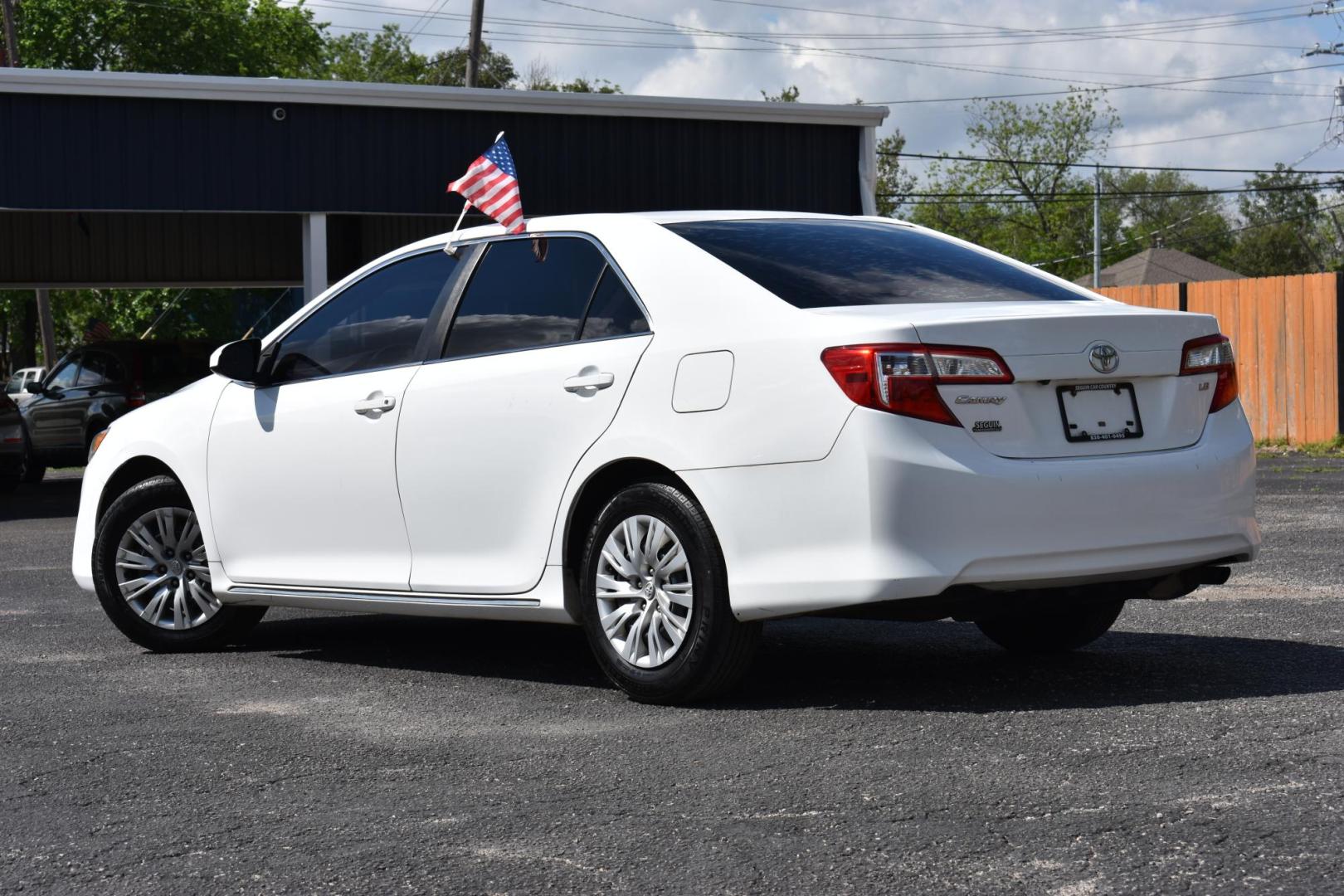 2014 WHITE Toyota Camry SE (4T1BF1FK5EU) with an 2.5L L4 DOHC 16V engine, 6-Speed Automatic transmission, located at 420 E. Kingsbury St., Seguin, TX, 78155, (830) 401-0495, 29.581060, -97.961647 - Photo#1