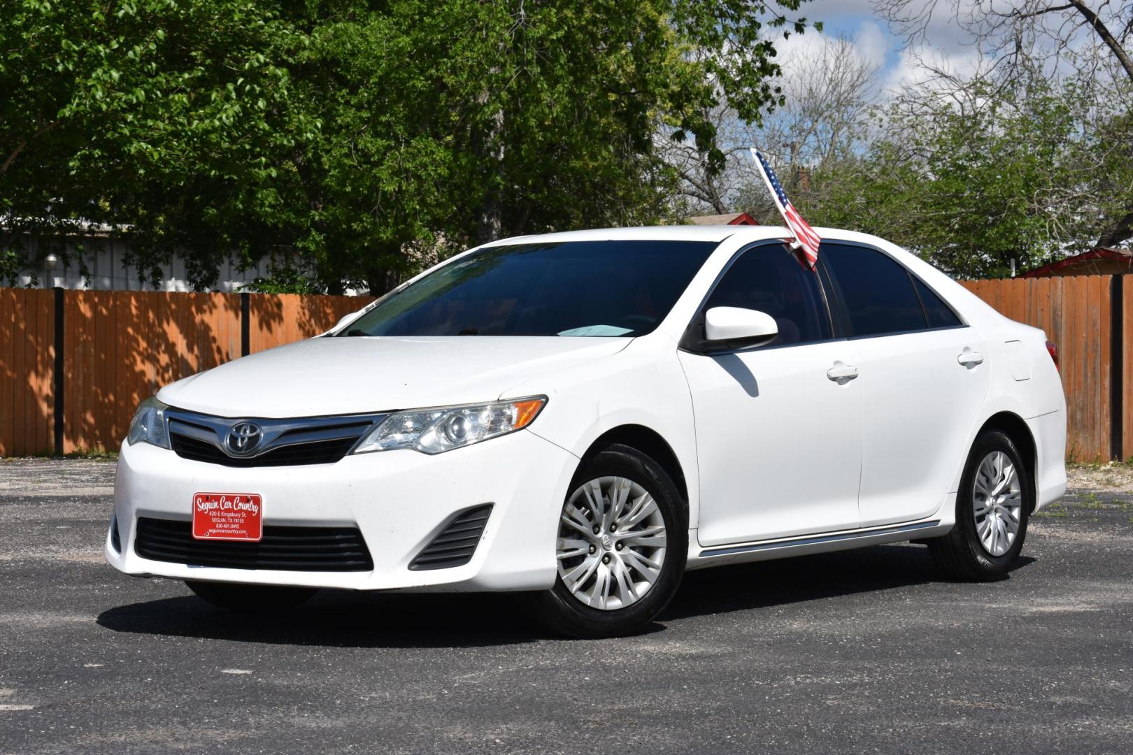 2014 WHITE Toyota Camry SE (4T1BF1FK5EU) with an 2.5L L4 DOHC 16V engine, 6-Speed Automatic transmission, located at 420 E. Kingsbury St., Seguin, TX, 78155, (830) 401-0495, 29.581060, -97.961647 - Photo#2
