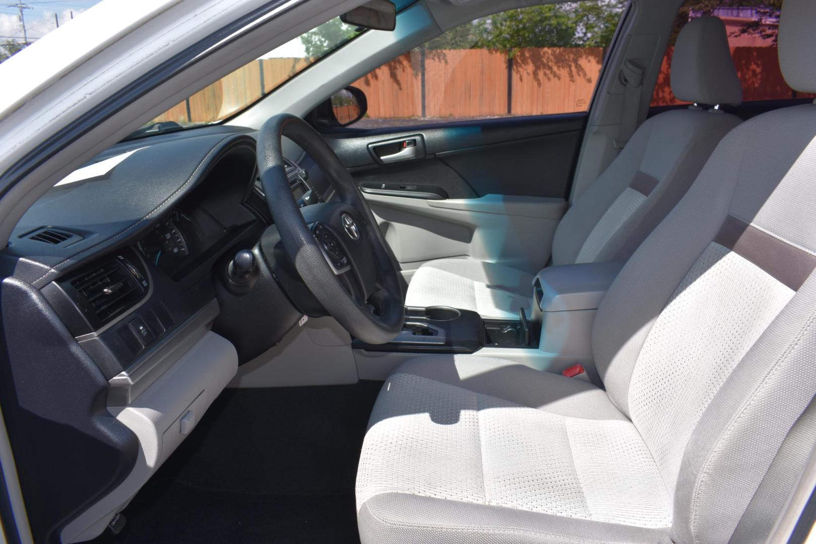 2014 WHITE Toyota Camry SE (4T1BF1FK5EU) with an 2.5L L4 DOHC 16V engine, 6-Speed Automatic transmission, located at 420 E. Kingsbury St., Seguin, TX, 78155, (830) 401-0495, 29.581060, -97.961647 - Photo#3