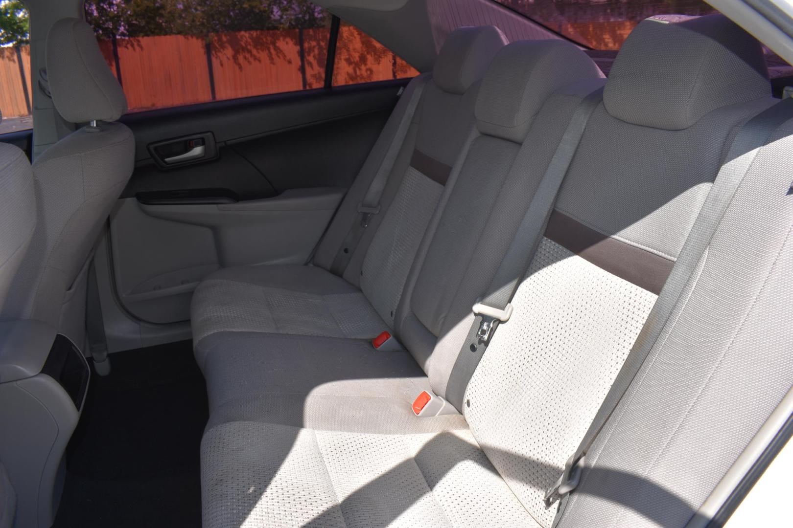 2014 WHITE Toyota Camry SE (4T1BF1FK5EU) with an 2.5L L4 DOHC 16V engine, 6-Speed Automatic transmission, located at 420 E. Kingsbury St., Seguin, TX, 78155, (830) 401-0495, 29.581060, -97.961647 - Photo#4