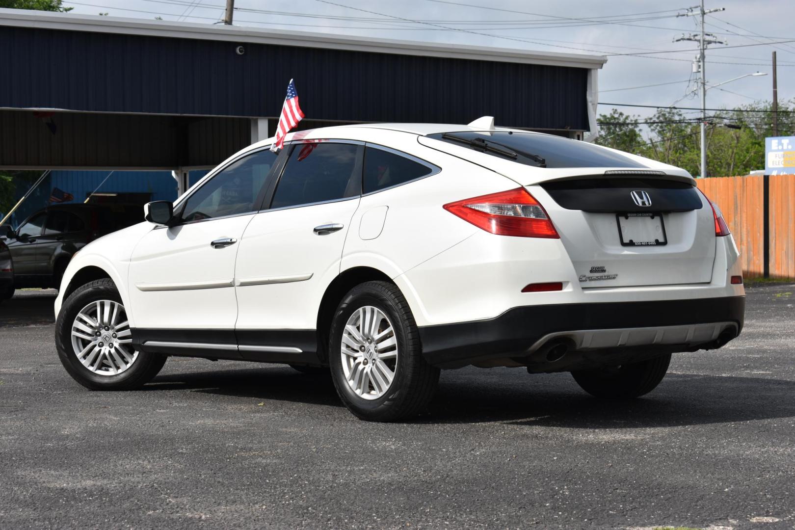 2013 WHITE Honda Crosstour EX-L 2WD (5J6TF3H54DL) with an 2.4L L4 DOHC 16V engine, 5-Speed Automatic transmission, located at 420 E. Kingsbury St., Seguin, TX, 78155, (830) 401-0495, 29.581060, -97.961647 - Photo#1