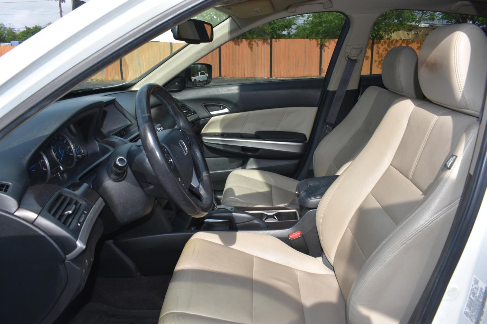 2013 WHITE Honda Crosstour EX-L 2WD (5J6TF3H54DL) with an 2.4L L4 DOHC 16V engine, 5-Speed Automatic transmission, located at 420 E. Kingsbury St., Seguin, TX, 78155, (830) 401-0495, 29.581060, -97.961647 - Photo#3