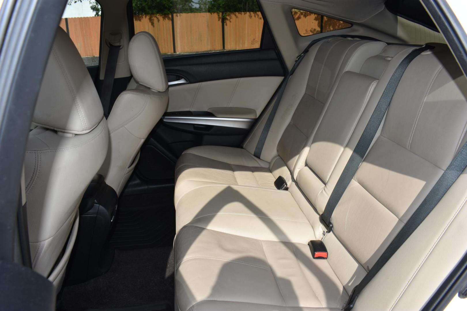 2013 WHITE Honda Crosstour EX-L 2WD (5J6TF3H54DL) with an 2.4L L4 DOHC 16V engine, 5-Speed Automatic transmission, located at 420 E. Kingsbury St., Seguin, TX, 78155, (830) 401-0495, 29.581060, -97.961647 - Photo#4