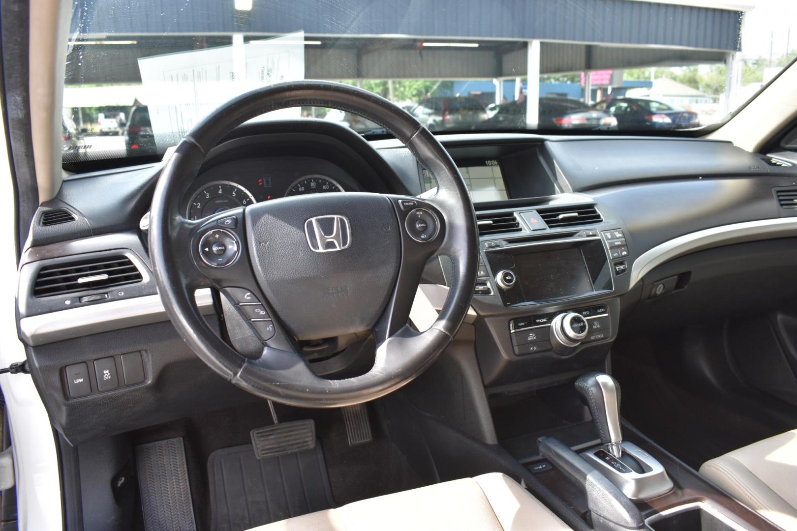 2013 WHITE Honda Crosstour EX-L 2WD (5J6TF3H54DL) with an 2.4L L4 DOHC 16V engine, 5-Speed Automatic transmission, located at 420 E. Kingsbury St., Seguin, TX, 78155, (830) 401-0495, 29.581060, -97.961647 - Photo#5