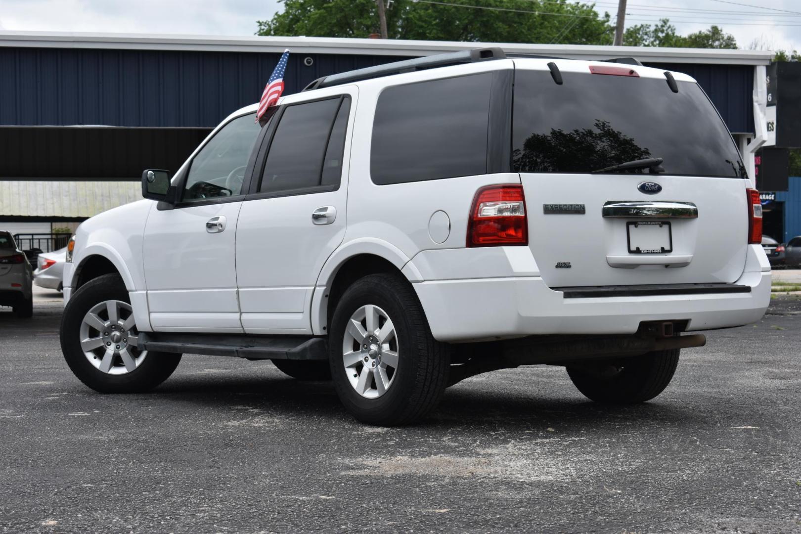 2010 WHITE Ford Expedition XLT 2WD (1FMJU1F58AE) with an 5.4L V8 SOHC 16V engine, 6-Speed Automatic transmission, located at 420 E. Kingsbury St., Seguin, TX, 78155, (830) 401-0495, 29.581060, -97.961647 - Photo#1