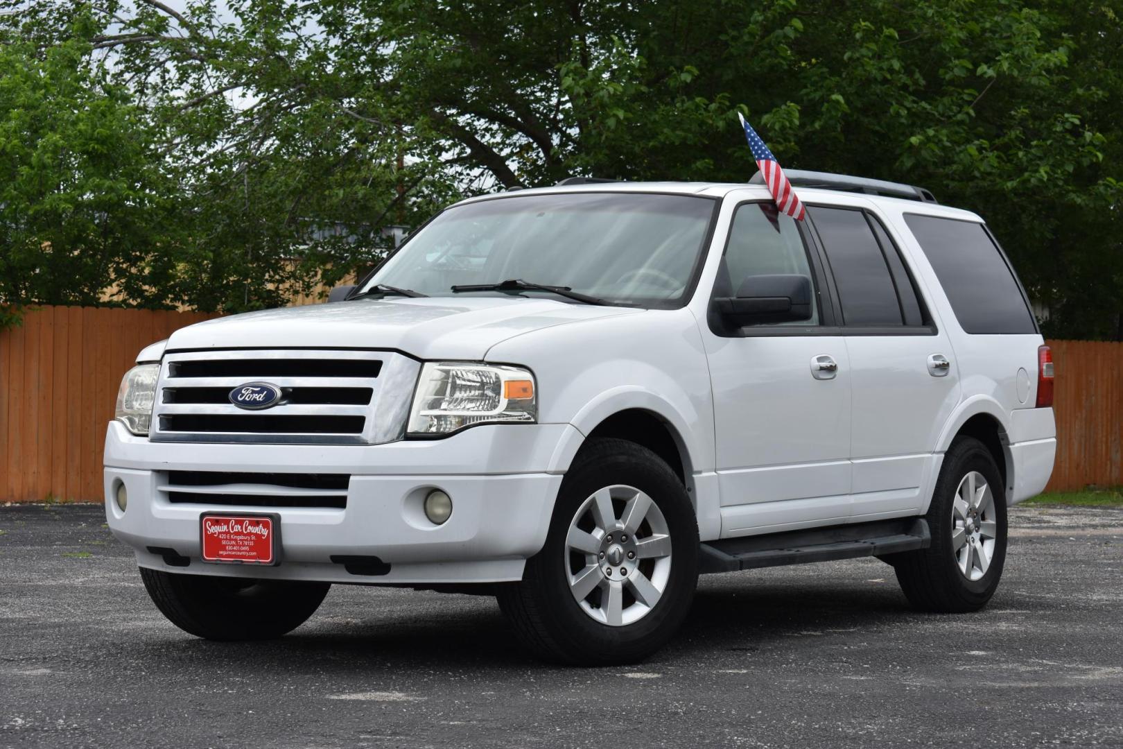2010 WHITE Ford Expedition XLT 2WD (1FMJU1F58AE) with an 5.4L V8 SOHC 16V engine, 6-Speed Automatic transmission, located at 420 E. Kingsbury St., Seguin, TX, 78155, (830) 401-0495, 29.581060, -97.961647 - Photo#2