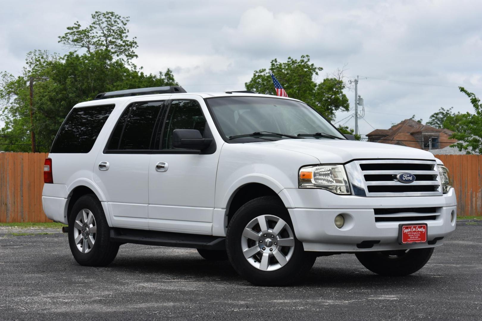 2010 WHITE Ford Expedition XLT 2WD (1FMJU1F58AE) with an 5.4L V8 SOHC 16V engine, 6-Speed Automatic transmission, located at 420 E. Kingsbury St., Seguin, TX, 78155, (830) 401-0495, 29.581060, -97.961647 - Photo#0