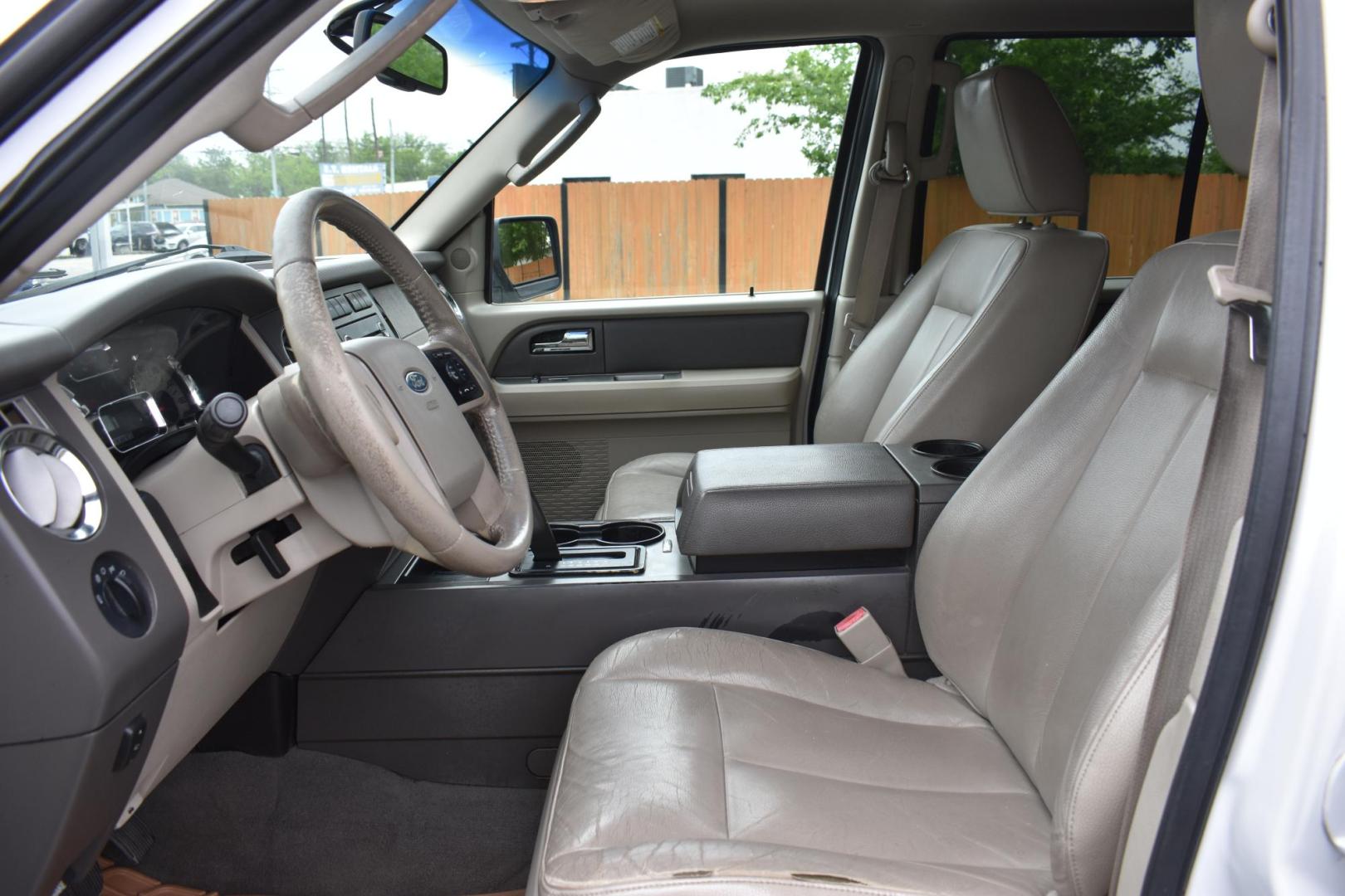 2010 WHITE Ford Expedition XLT 2WD (1FMJU1F58AE) with an 5.4L V8 SOHC 16V engine, 6-Speed Automatic transmission, located at 420 E. Kingsbury St., Seguin, TX, 78155, (830) 401-0495, 29.581060, -97.961647 - Photo#3