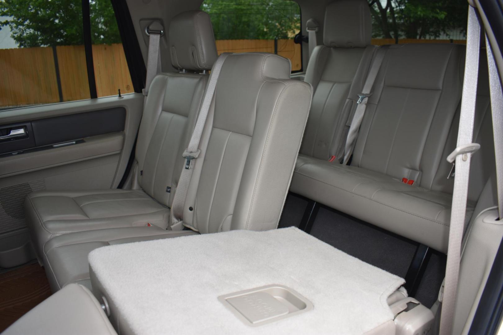 2010 WHITE Ford Expedition XLT 2WD (1FMJU1F58AE) with an 5.4L V8 SOHC 16V engine, 6-Speed Automatic transmission, located at 420 E. Kingsbury St., Seguin, TX, 78155, (830) 401-0495, 29.581060, -97.961647 - Photo#4