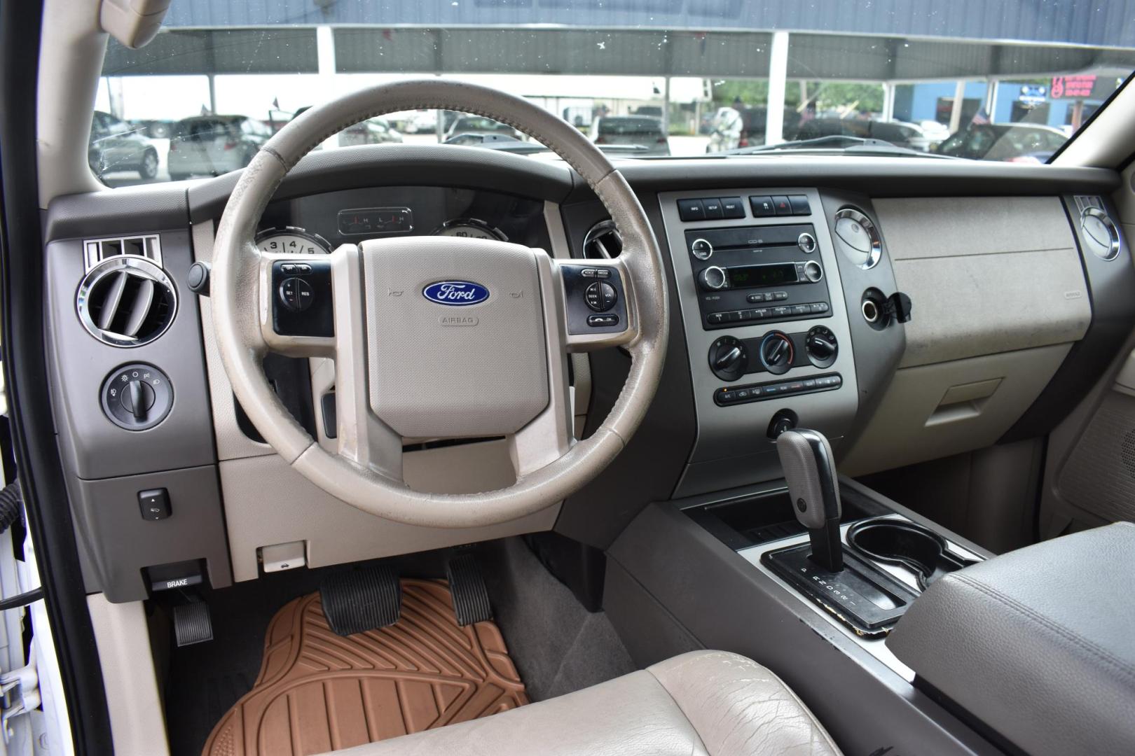 2010 WHITE Ford Expedition XLT 2WD (1FMJU1F58AE) with an 5.4L V8 SOHC 16V engine, 6-Speed Automatic transmission, located at 420 E. Kingsbury St., Seguin, TX, 78155, (830) 401-0495, 29.581060, -97.961647 - Photo#5