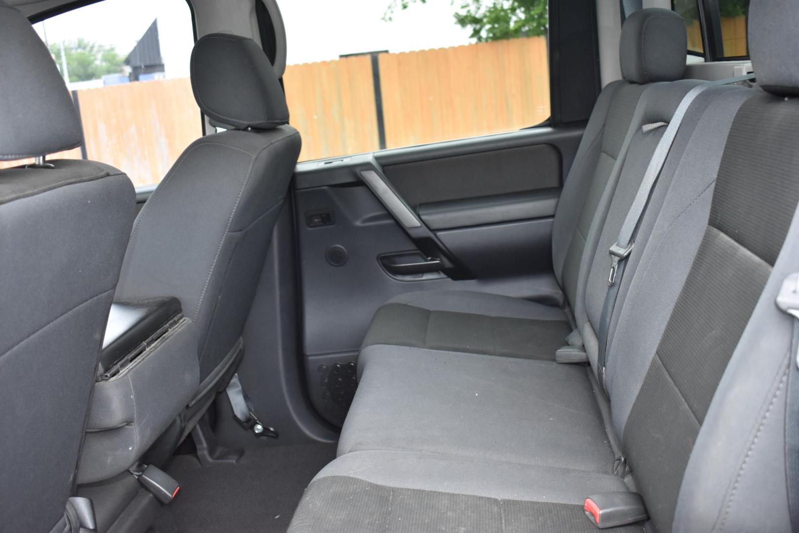 2008 BLUE Nissan Titan LE Crew Cab 2WD SWB (1N6BA07D18N) with an 5.6L V8 DOHC 32V FFV engine, 5-Speed Automatic Overdrive transmission, located at 420 E. Kingsbury St., Seguin, TX, 78155, (830) 401-0495, 29.581060, -97.961647 - Photo#5