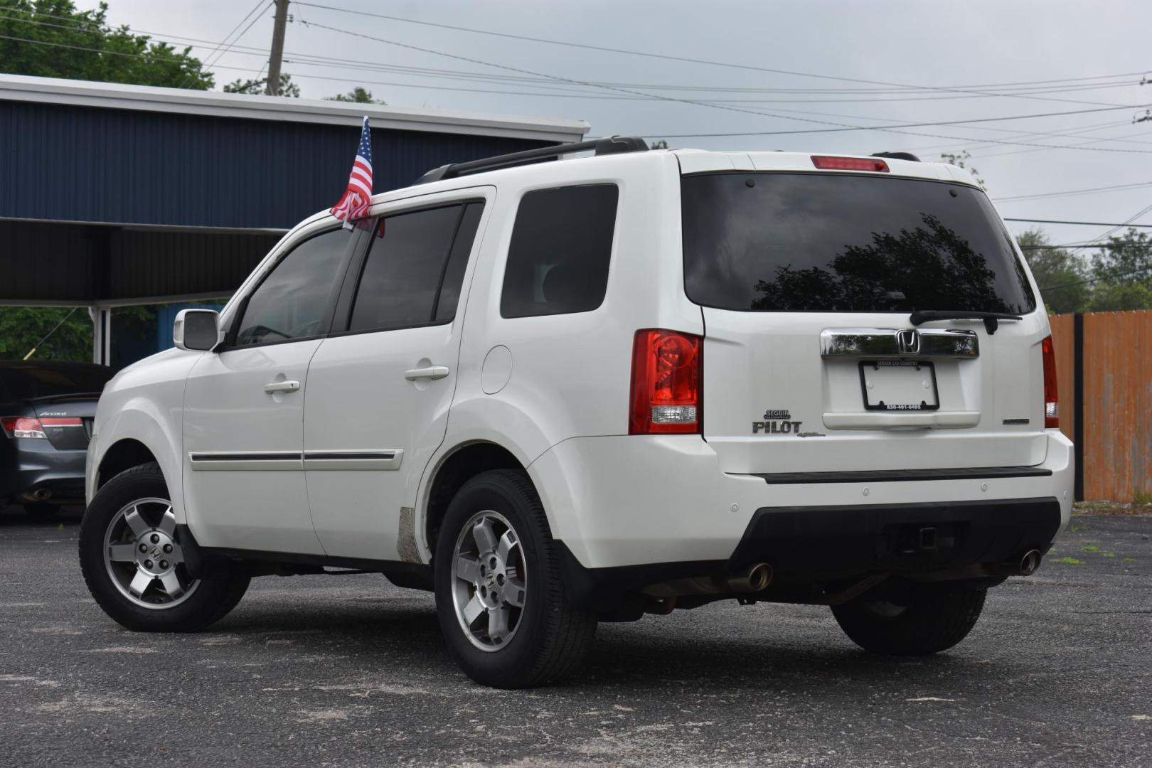 2011 WHITE Honda Pilot Touring 2WD 5-Spd AT with DVD (5FNYF3H92BB) with an 3.5L V6 SOHC 24V engine, 5-Speed Automatic transmission, located at 420 E. Kingsbury St., Seguin, TX, 78155, (830) 401-0495, 29.581060, -97.961647 - Photo#2