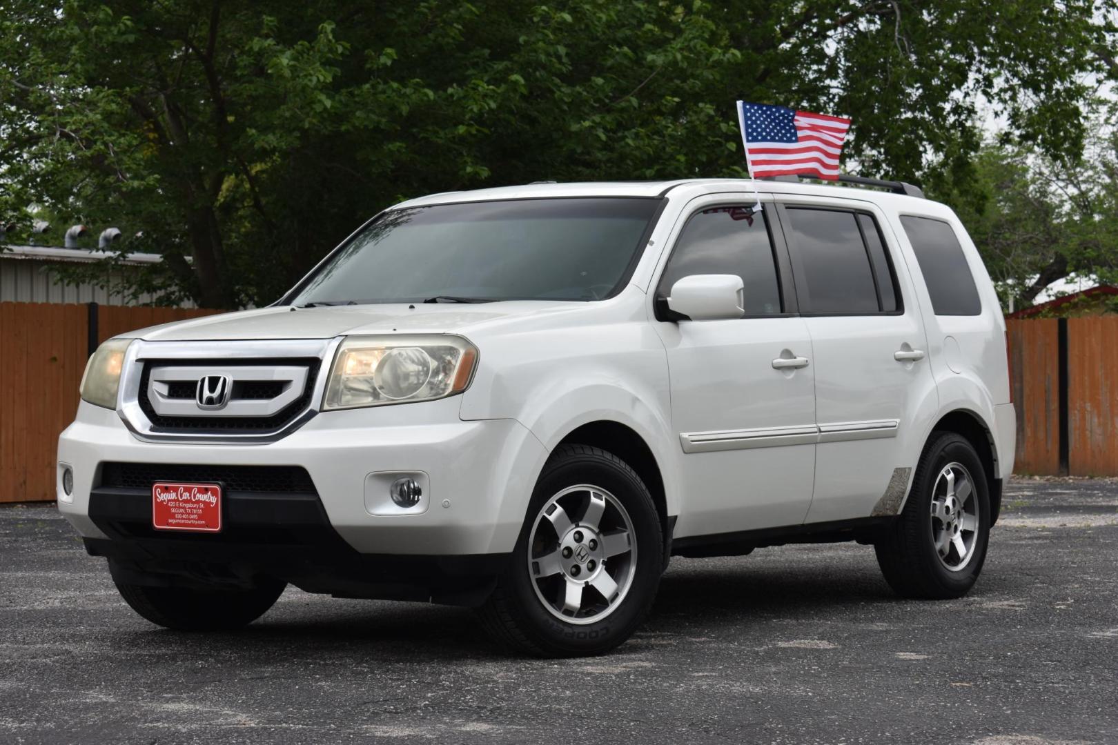 2011 WHITE Honda Pilot Touring 2WD 5-Spd AT with DVD (5FNYF3H92BB) with an 3.5L V6 SOHC 24V engine, 5-Speed Automatic transmission, located at 420 E. Kingsbury St., Seguin, TX, 78155, (830) 401-0495, 29.581060, -97.961647 - Photo#3