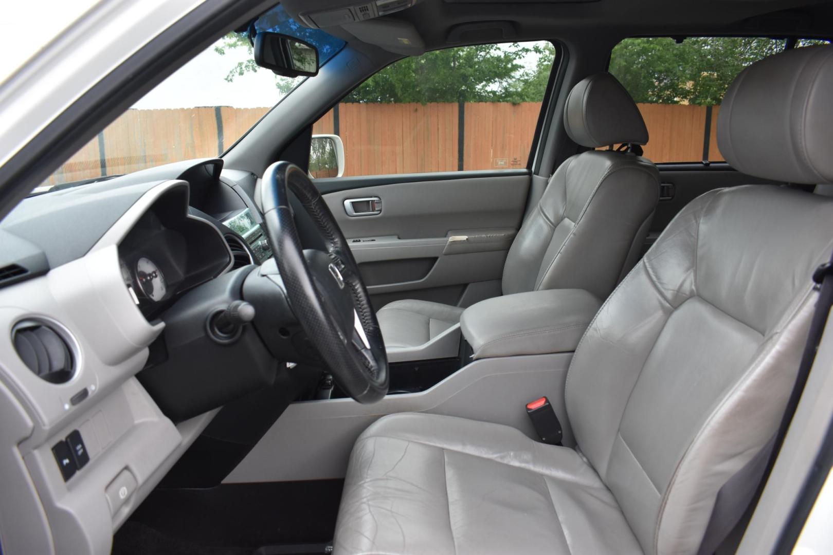 2011 WHITE Honda Pilot Touring 2WD 5-Spd AT with DVD (5FNYF3H92BB) with an 3.5L V6 SOHC 24V engine, 5-Speed Automatic transmission, located at 420 E. Kingsbury St., Seguin, TX, 78155, (830) 401-0495, 29.581060, -97.961647 - Photo#4