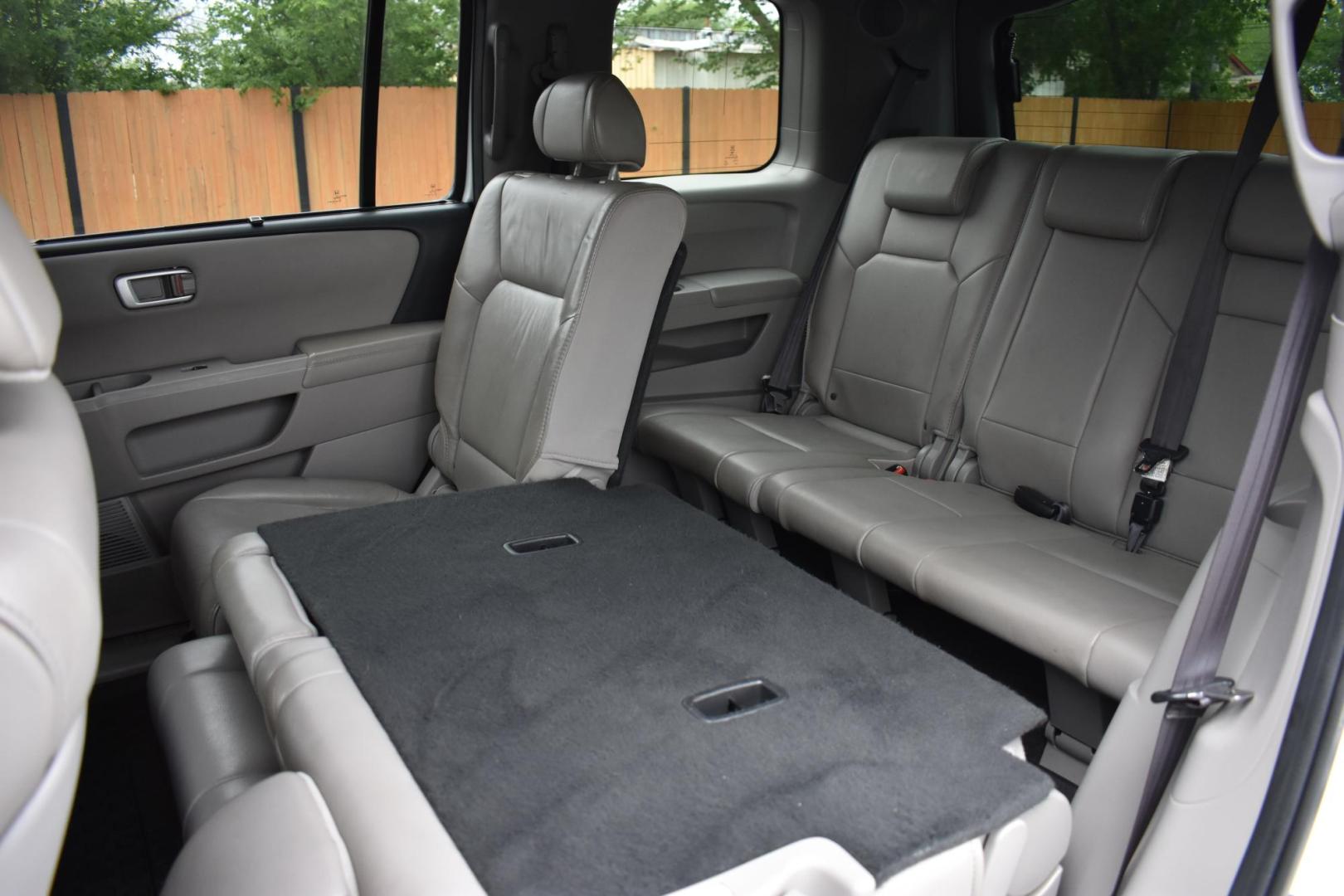 2011 WHITE Honda Pilot Touring 2WD 5-Spd AT with DVD (5FNYF3H92BB) with an 3.5L V6 SOHC 24V engine, 5-Speed Automatic transmission, located at 420 E. Kingsbury St., Seguin, TX, 78155, (830) 401-0495, 29.581060, -97.961647 - Photo#5