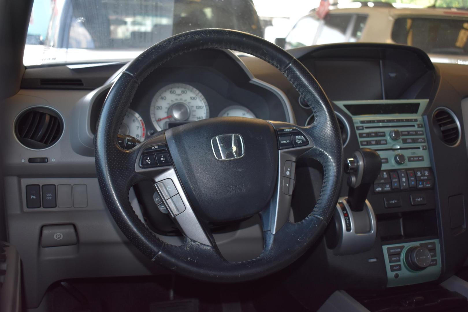 2011 WHITE Honda Pilot Touring 2WD 5-Spd AT with DVD (5FNYF3H92BB) with an 3.5L V6 SOHC 24V engine, 5-Speed Automatic transmission, located at 420 E. Kingsbury St., Seguin, TX, 78155, (830) 401-0495, 29.581060, -97.961647 - Photo#6