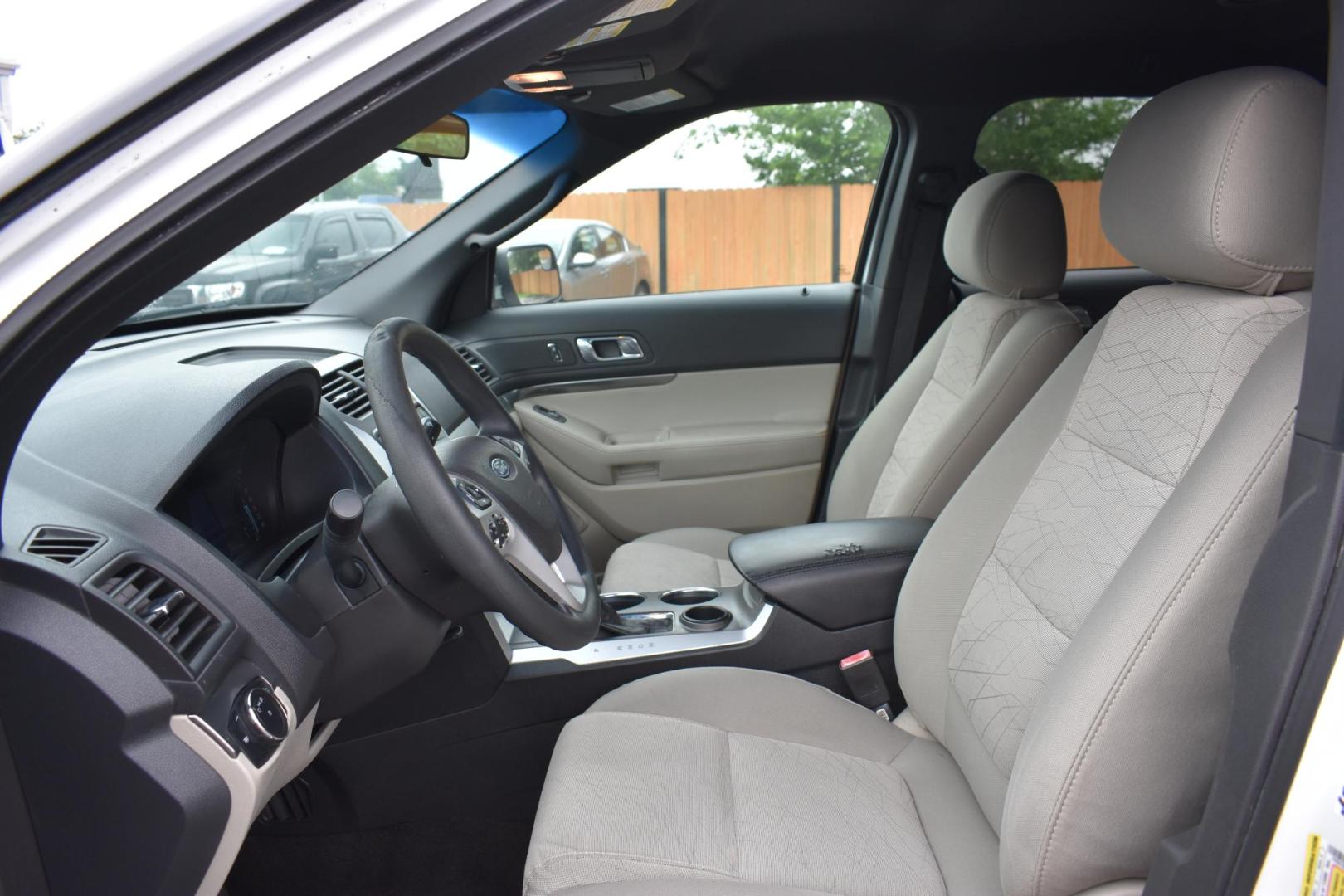 2013 RED Ford Explorer Base FWD (1FM5K7B85DG) with an 3.5L V6 DOHC 24V engine, 6-Speed Automatic transmission, located at 420 E. Kingsbury St., Seguin, TX, 78155, (830) 401-0495, 29.581060, -97.961647 - Photo#3