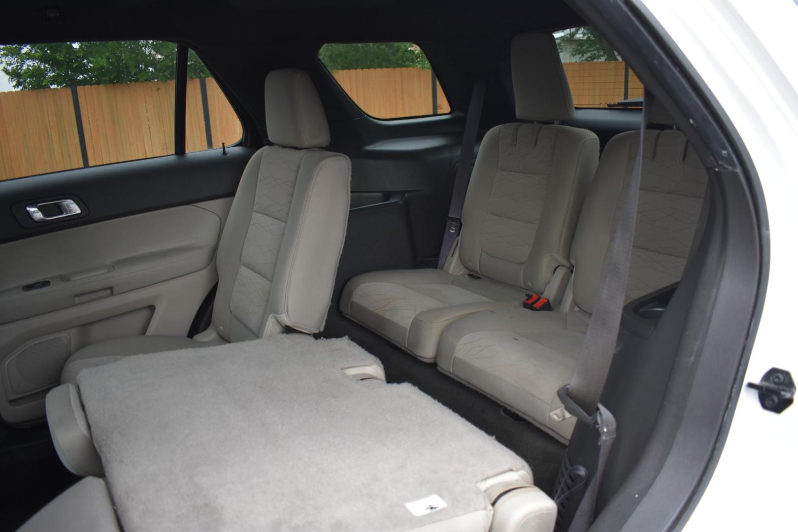 2013 RED Ford Explorer Base FWD (1FM5K7B85DG) with an 3.5L V6 DOHC 24V engine, 6-Speed Automatic transmission, located at 420 E. Kingsbury St., Seguin, TX, 78155, (830) 401-0495, 29.581060, -97.961647 - Photo#4