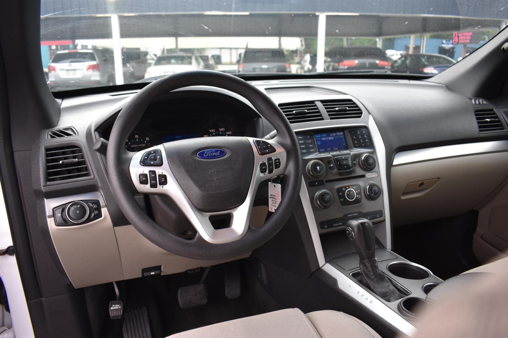 2013 RED Ford Explorer Base FWD (1FM5K7B85DG) with an 3.5L V6 DOHC 24V engine, 6-Speed Automatic transmission, located at 420 E. Kingsbury St., Seguin, TX, 78155, (830) 401-0495, 29.581060, -97.961647 - Photo#5