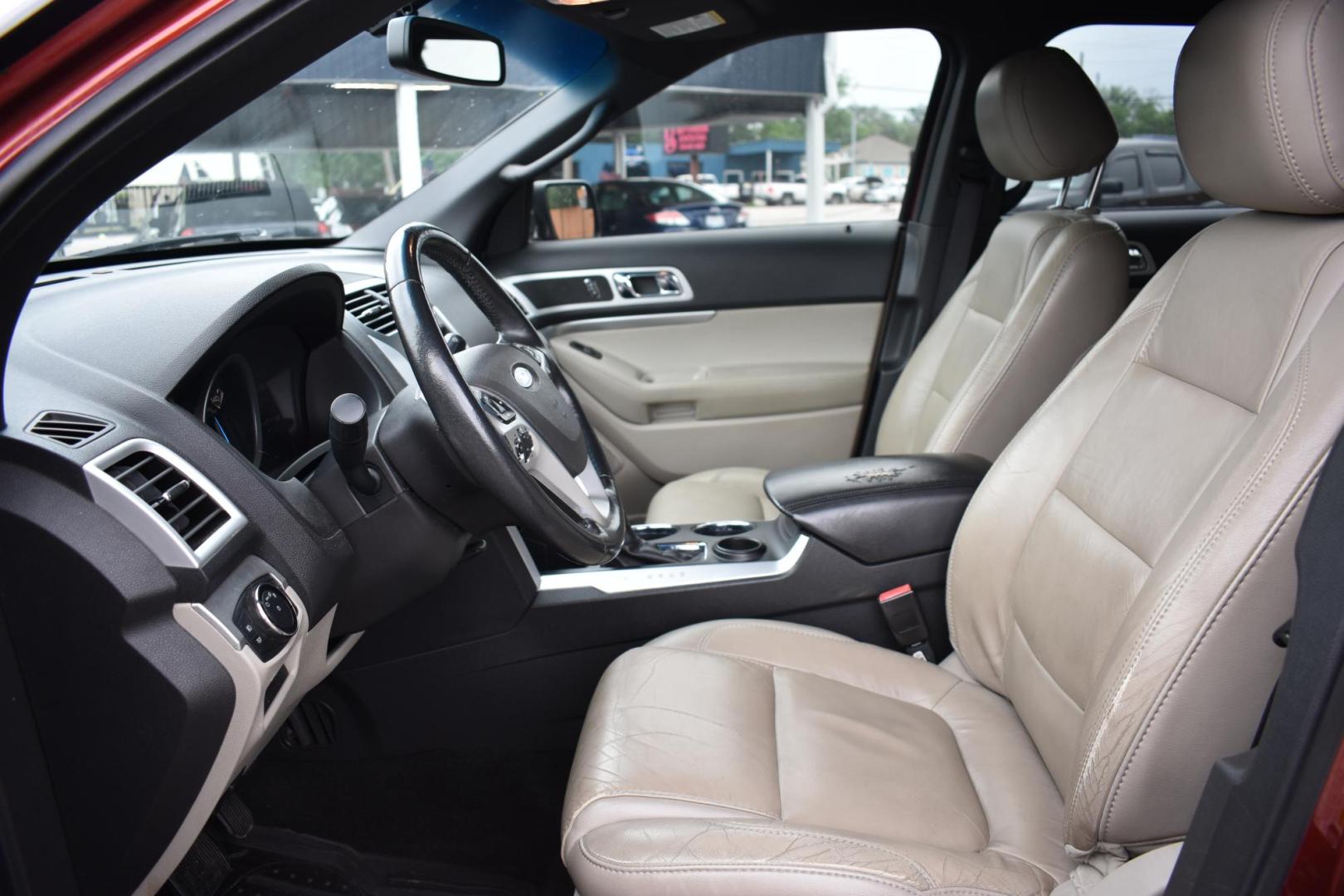 2014 RED Ford Explorer XLT FWD (1FM5K7D88EG) with an 3.5L V6 DOHC 24V engine, 6-Speed Automatic transmission, located at 420 E. Kingsbury St., Seguin, TX, 78155, (830) 401-0495, 29.581060, -97.961647 - Photo#3