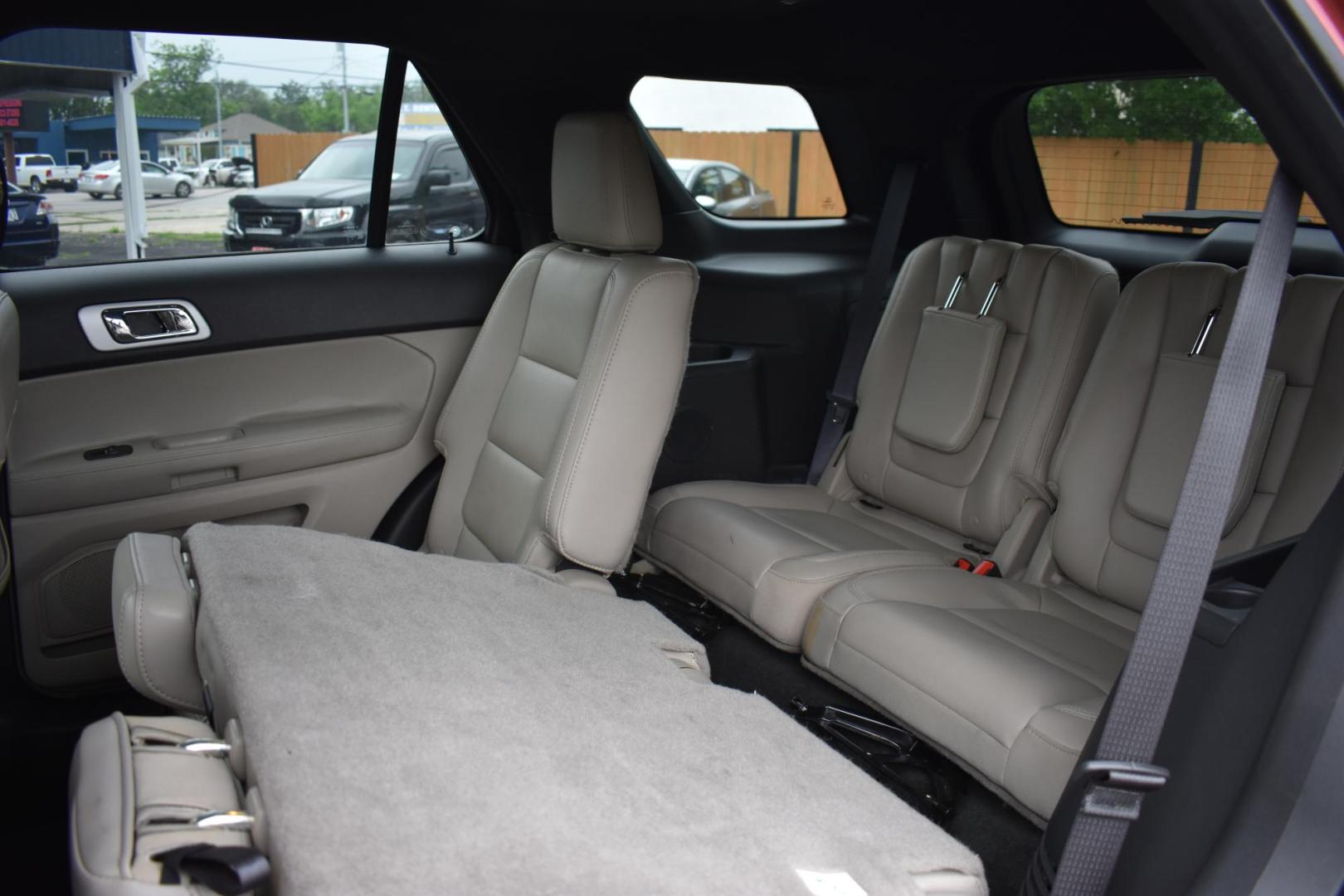 2014 RED Ford Explorer XLT FWD (1FM5K7D88EG) with an 3.5L V6 DOHC 24V engine, 6-Speed Automatic transmission, located at 420 E. Kingsbury St., Seguin, TX, 78155, (830) 401-0495, 29.581060, -97.961647 - Photo#4