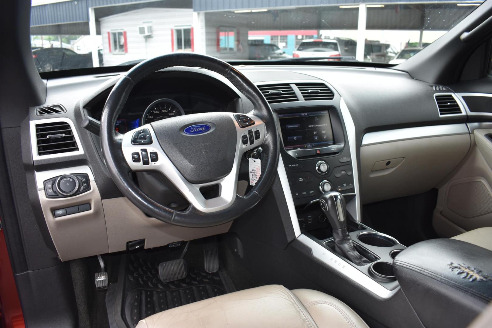 2014 RED Ford Explorer XLT FWD (1FM5K7D88EG) with an 3.5L V6 DOHC 24V engine, 6-Speed Automatic transmission, located at 420 E. Kingsbury St., Seguin, TX, 78155, (830) 401-0495, 29.581060, -97.961647 - Photo#5