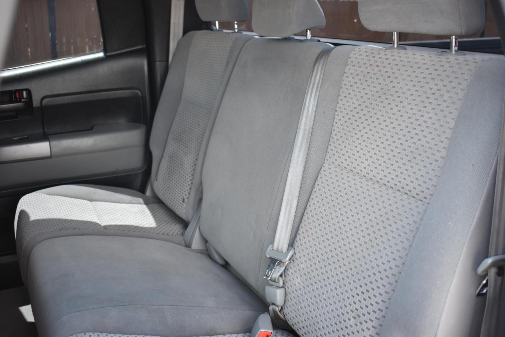 2010 WHITE Toyota Tundra SR5 5.7L Double Cab 2WD (5TFRY5F12AX) with an 5.7L V8 DOHC 32V engine, 6-Speed Automatic Overdrive transmission, located at 420 E. Kingsbury St., Seguin, TX, 78155, (830) 401-0495, 29.581060, -97.961647 - Photo#4