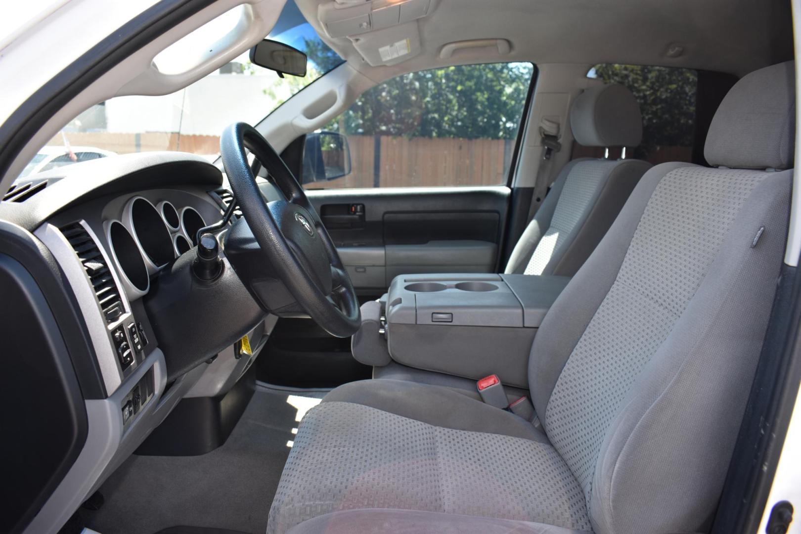 2010 WHITE Toyota Tundra SR5 5.7L Double Cab 2WD (5TFRY5F12AX) with an 5.7L V8 DOHC 32V engine, 6-Speed Automatic Overdrive transmission, located at 420 E. Kingsbury St., Seguin, TX, 78155, (830) 401-0495, 29.581060, -97.961647 - Photo#5