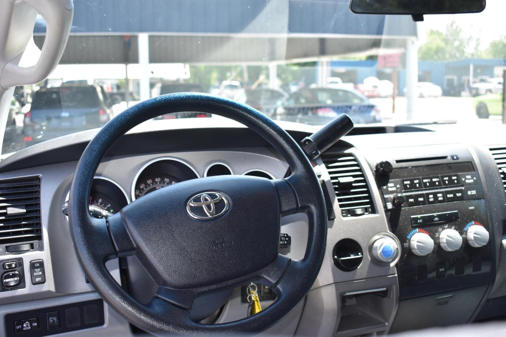 2010 WHITE Toyota Tundra SR5 5.7L Double Cab 2WD (5TFRY5F12AX) with an 5.7L V8 DOHC 32V engine, 6-Speed Automatic Overdrive transmission, located at 420 E. Kingsbury St., Seguin, TX, 78155, (830) 401-0495, 29.581060, -97.961647 - Photo#3