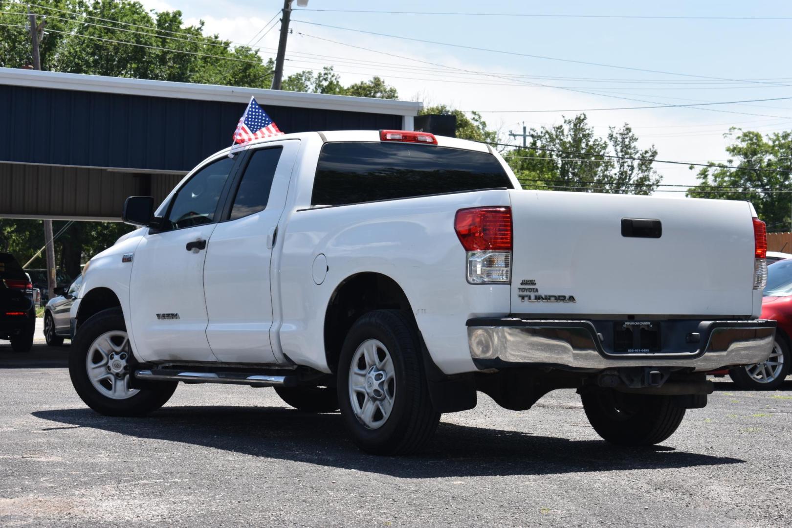 2010 WHITE Toyota Tundra SR5 5.7L Double Cab 2WD (5TFRY5F12AX) with an 5.7L V8 DOHC 32V engine, 6-Speed Automatic Overdrive transmission, located at 420 E. Kingsbury St., Seguin, TX, 78155, (830) 401-0495, 29.581060, -97.961647 - Photo#2
