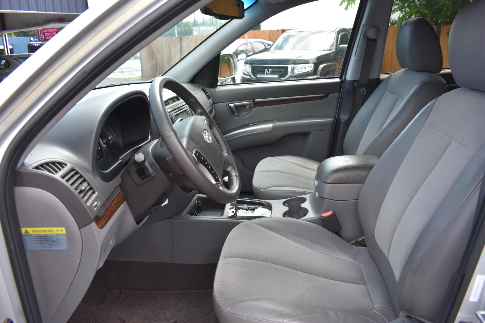 2012 SILVER Hyundai Santa Fe SE 3.5 FWD (5XYZH4AG3CG) with an 3.5L V6 DOHC 24V engine, 6-Speed Automatic transmission, located at 420 E. Kingsbury St., Seguin, TX, 78155, (830) 401-0495, 29.581060, -97.961647 - Photo#4