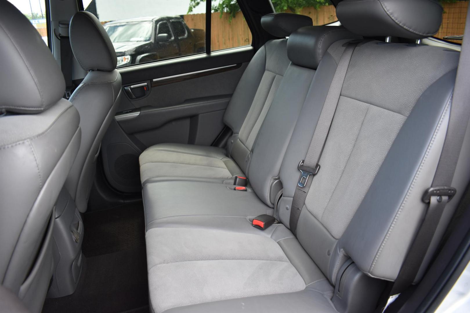 2012 SILVER Hyundai Santa Fe SE 3.5 FWD (5XYZH4AG3CG) with an 3.5L V6 DOHC 24V engine, 6-Speed Automatic transmission, located at 420 E. Kingsbury St., Seguin, TX, 78155, (830) 401-0495, 29.581060, -97.961647 - Photo#3