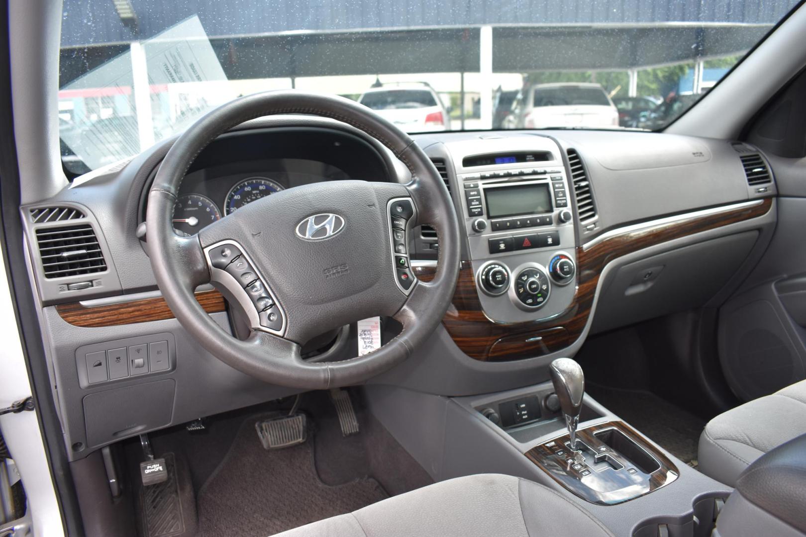 2012 SILVER Hyundai Santa Fe SE 3.5 FWD (5XYZH4AG3CG) with an 3.5L V6 DOHC 24V engine, 6-Speed Automatic transmission, located at 420 E. Kingsbury St., Seguin, TX, 78155, (830) 401-0495, 29.581060, -97.961647 - Photo#5