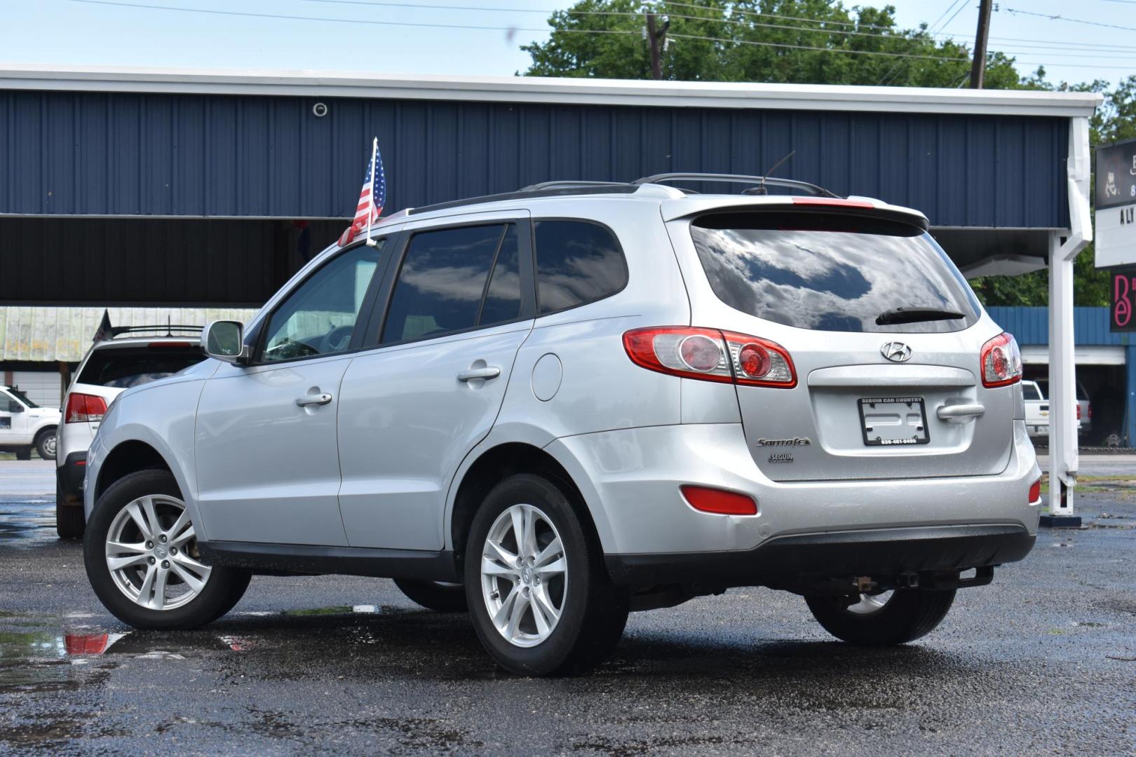 2012 SILVER Hyundai Santa Fe SE 3.5 FWD (5XYZH4AG3CG) with an 3.5L V6 DOHC 24V engine, 6-Speed Automatic transmission, located at 420 E. Kingsbury St., Seguin, TX, 78155, (830) 401-0495, 29.581060, -97.961647 - Photo#1