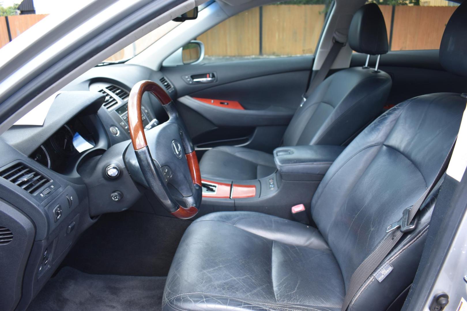 2008 SILVER Lexus ES 350 Sedan (JTHBJ46G282) with an 3.5L V6 DOHC 24V engine, 6-Speed Automatic Overdrive transmission, located at 420 E. Kingsbury St., Seguin, TX, 78155, (830) 401-0495, 29.581060, -97.961647 - Photo#5