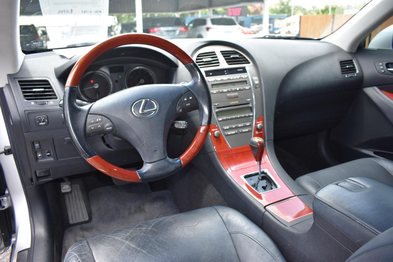 2008 SILVER Lexus ES 350 Sedan (JTHBJ46G282) with an 3.5L V6 DOHC 24V engine, 6-Speed Automatic Overdrive transmission, located at 420 E. Kingsbury St., Seguin, TX, 78155, (830) 401-0495, 29.581060, -97.961647 - Photo#3