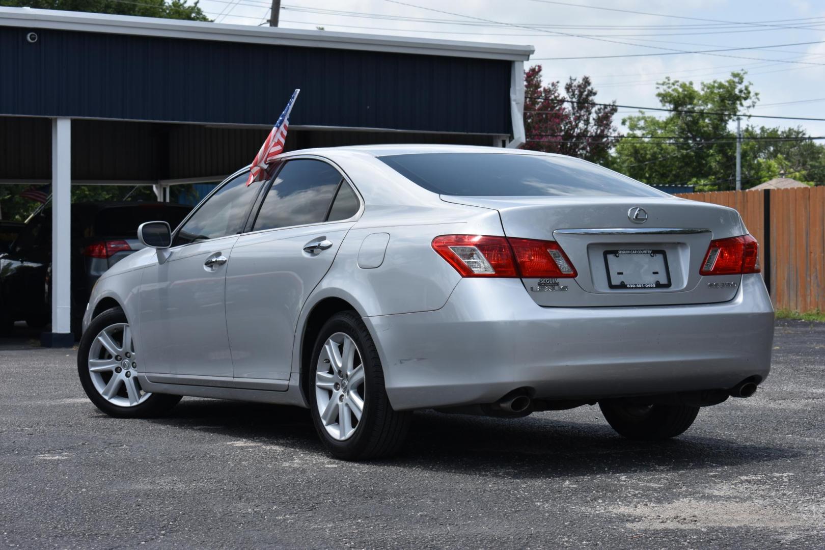 2008 SILVER Lexus ES 350 Sedan (JTHBJ46G282) with an 3.5L V6 DOHC 24V engine, 6-Speed Automatic Overdrive transmission, located at 420 E. Kingsbury St., Seguin, TX, 78155, (830) 401-0495, 29.581060, -97.961647 - Photo#2