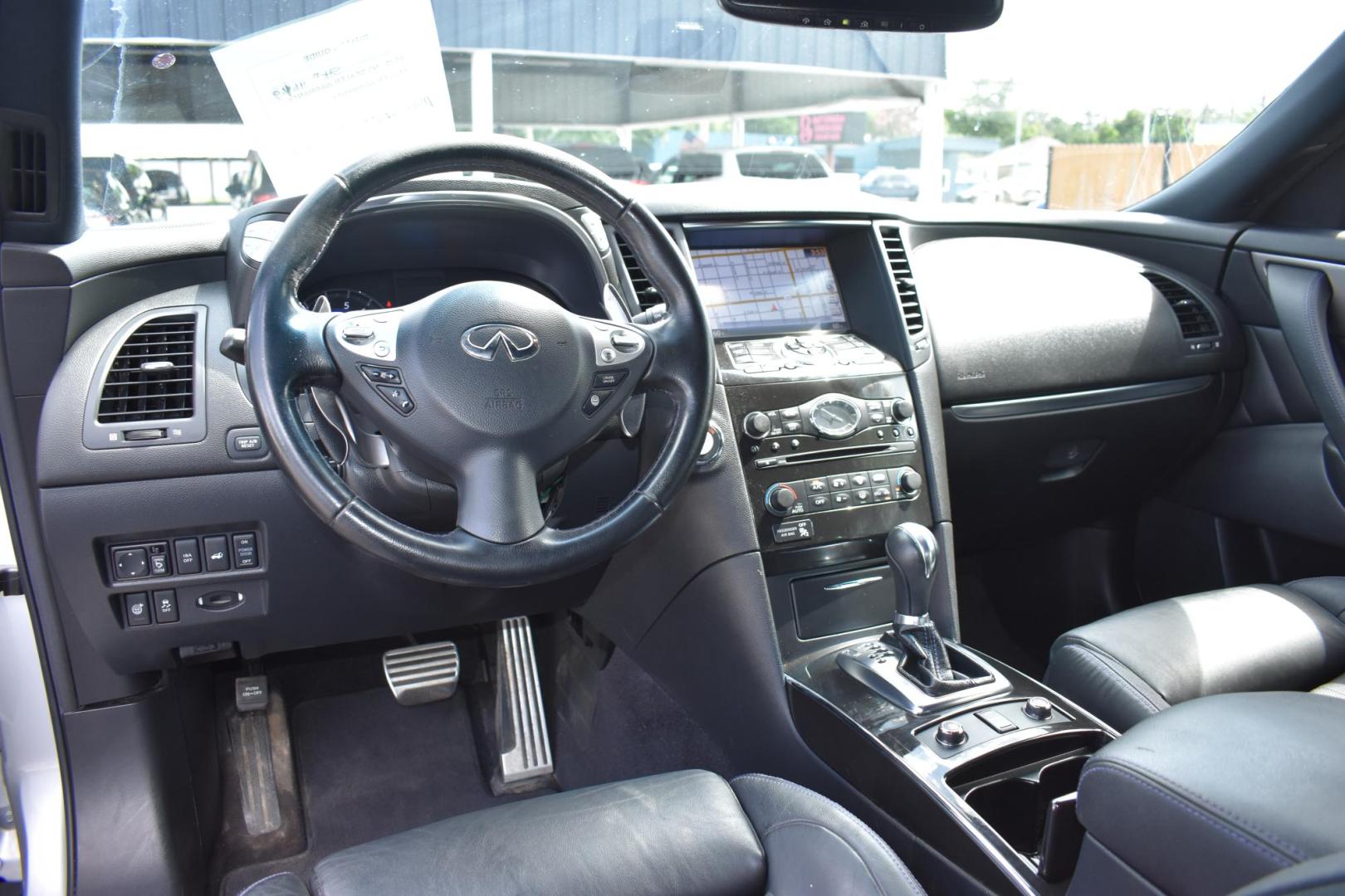 2017 SILVER Infiniti QX70 Base AWD (JN8CS1MW1HM) with an 3.7L V6 DOHC 24V engine, 7A transmission, located at 420 E. Kingsbury St., Seguin, TX, 78155, (830) 401-0495, 29.581060, -97.961647 - Photo#4