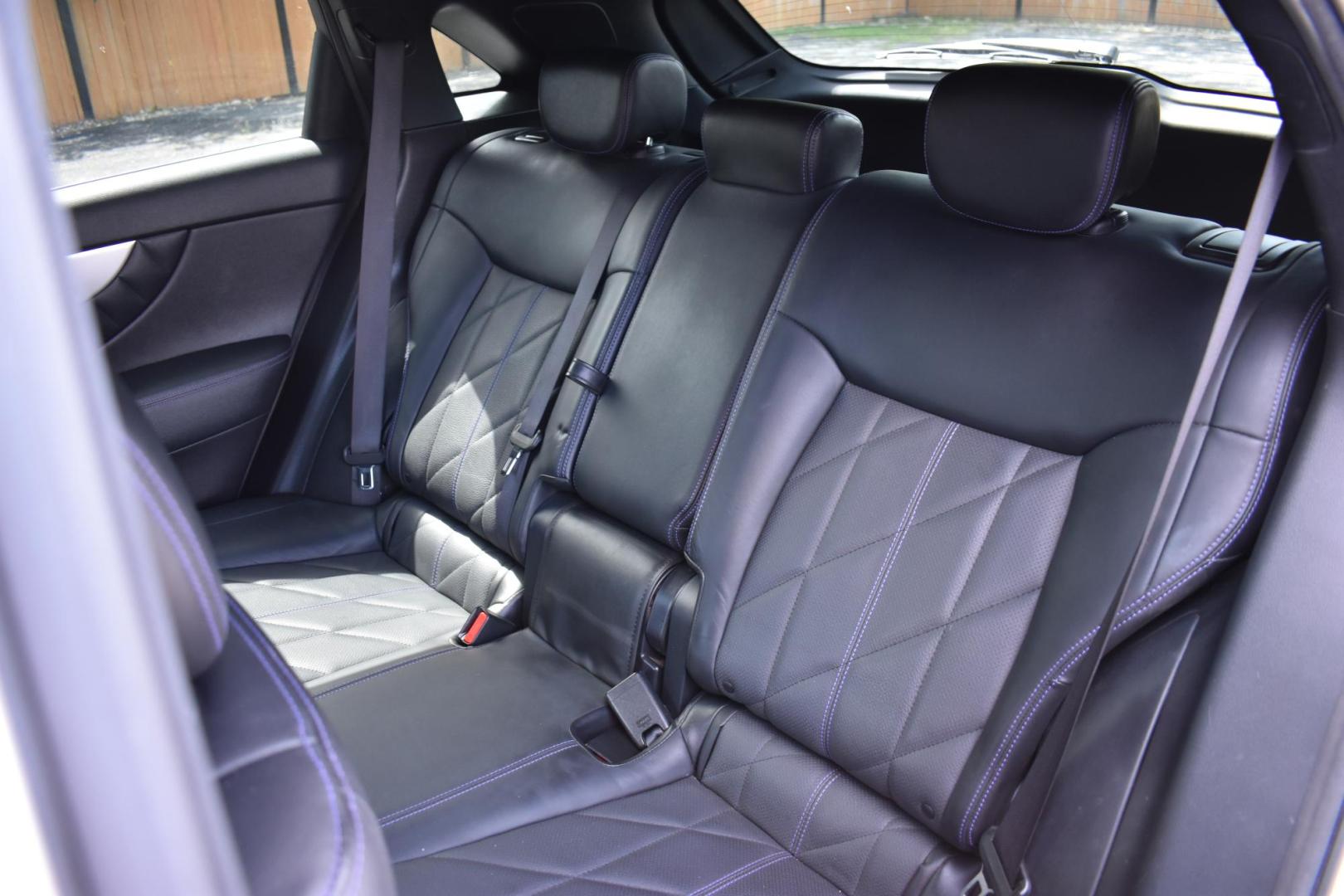 2017 SILVER Infiniti QX70 Base AWD (JN8CS1MW1HM) with an 3.7L V6 DOHC 24V engine, 7A transmission, located at 420 E. Kingsbury St., Seguin, TX, 78155, (830) 401-0495, 29.581060, -97.961647 - Photo#5