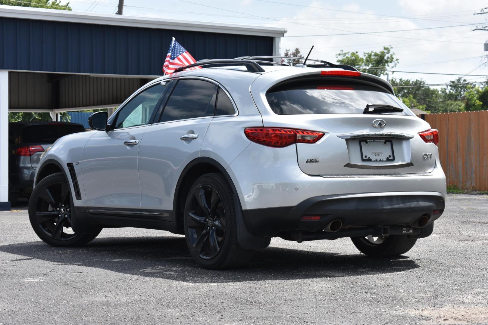 2017 SILVER Infiniti QX70 Base AWD (JN8CS1MW1HM) with an 3.7L V6 DOHC 24V engine, 7A transmission, located at 420 E. Kingsbury St., Seguin, TX, 78155, (830) 401-0495, 29.581060, -97.961647 - Photo#3